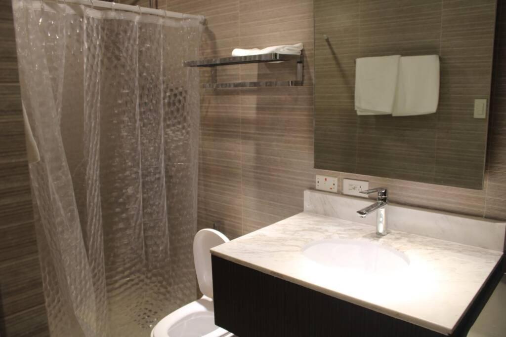 A2J Luxury Bgc Balcony Suite Near Sm Aura Taguig Manilla Buitenkant foto