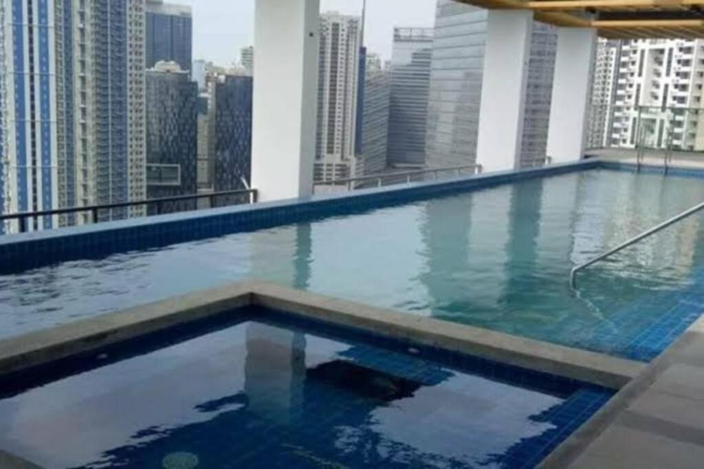 A2J Luxury Bgc Balcony Suite Near Sm Aura Taguig Manilla Buitenkant foto