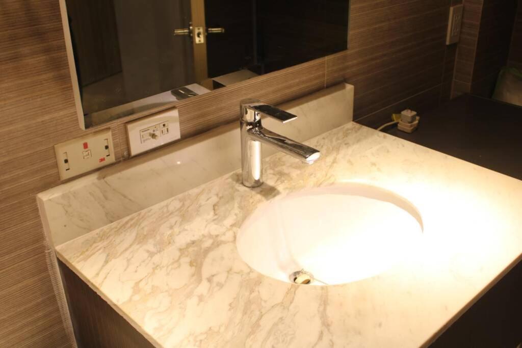 A2J Luxury Bgc Balcony Suite Near Sm Aura Taguig Manilla Buitenkant foto